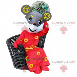 Szaro-biała mysz maskotka w czerwonym azjatyckim stroju -