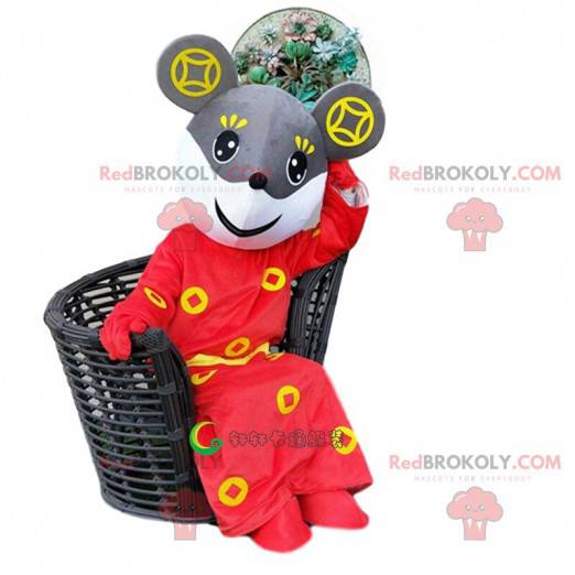 Mascota del ratón gris y blanco en traje rojo asiático -