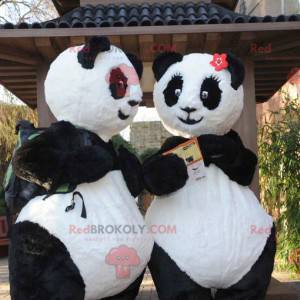 2 czarno-białe maskotki panda