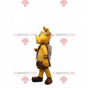 Mascote raposa amarela vestida com roupa de Cro-Magnon -