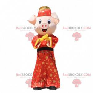 Mascota de cerdo vestida con un traje tradicional asiático -