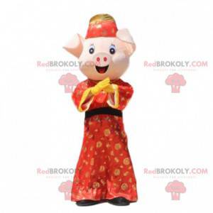 Mascotte de cochon habillé d'une tenue traditionnelle asiatique