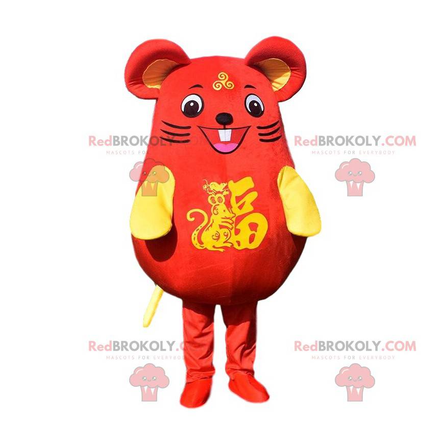 Mascota de ratón rojo y amarillo muy sonriente. Traje asiático