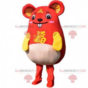 Mascotte de souris rouge et jaune très amusante. Costume d'Asie