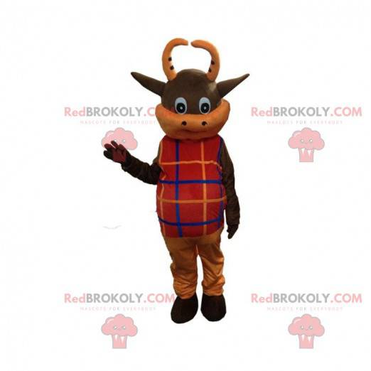 Braunes und orange Kuhmaskottchen gekleidet in Rot -