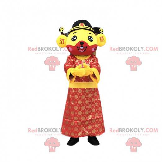 Gele en rode muismascotte gekleed in een Aziatische tuniek -