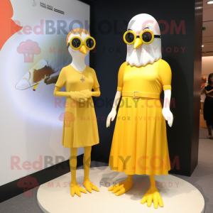 Personaje de traje de mascota Gold Gull vestido con un mini vestido y anteojos