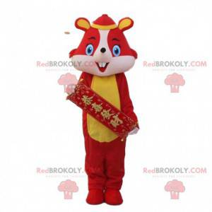 Disfraz de ratón rojo en traje tradicional chino -