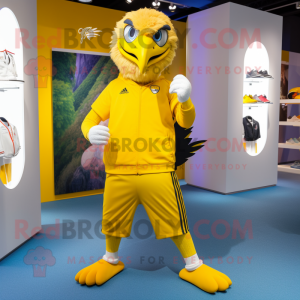 Personaje de disfraz de mascota de águila amarilla vestido con joggers y bolsas de mensajero