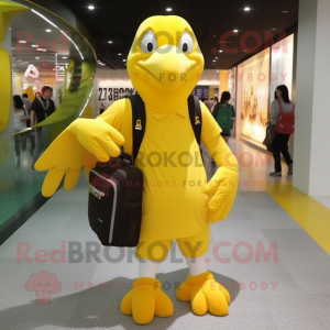 Personaje de disfraz de mascota de águila amarilla vestido con joggers y bolsas de mensajero