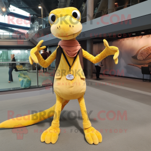 Personaje de traje de mascota Dimorphodon amarillo vestido con pantalones de pana y anillos