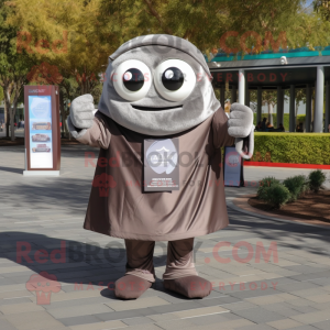 Personaje de disfraz de mascota Grey Chocolates vestido con una camiseta y bufandas