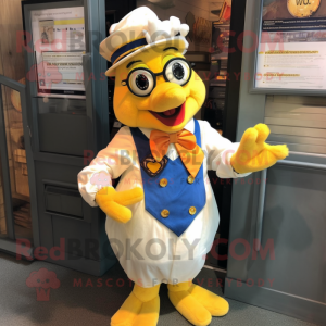 Personaje de disfraz de mascota Gold Butter Chicken vestido con una camisa Oxford y tirantes