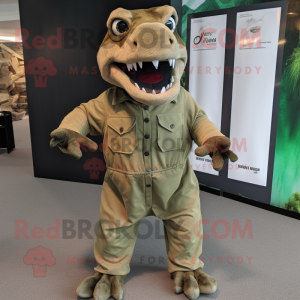 El personaje del disfraz de la mascota del dragón de Komodo verde oliva vestido con un mono y gemelos