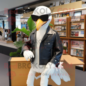 Personaje de traje de mascota Cream Albatross vestido con una chaqueta de motociclista y gafas de lectura