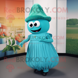 Personaje de traje de mascota de pepino turquesa vestido con una falda plisada y boinas