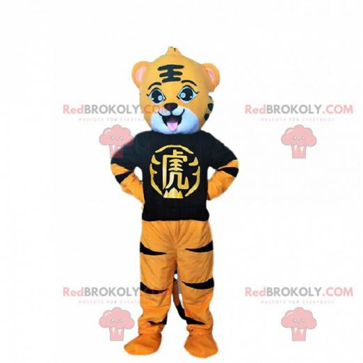 Fato de tigre laranja, preto e branco com uma camiseta preta -