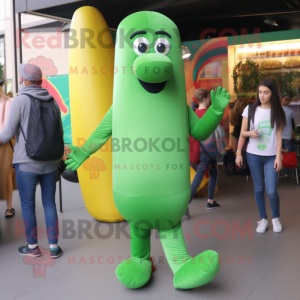 Green Hot Dogs maskot kostume karakter klædt med en Skinny Jeans og Wraps