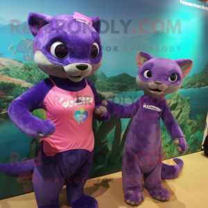 Personaje de traje de mascota Jaguarundi púrpura vestido con un bikini y broches
