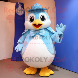 Sky Blue Penguin maskot kostume karakter klædt med en kjole og brocher