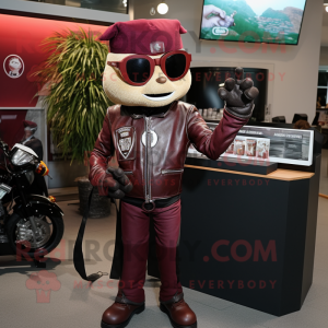 Personaje de traje de mascota Maroon Plate Spinner vestido con una chaqueta de cuero y bolsos