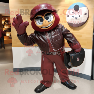 Personaje de traje de mascota Maroon Plate Spinner vestido con una chaqueta de cuero y bolsos