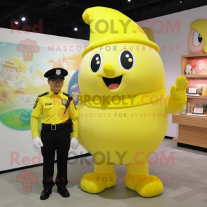 Personaje de disfraz de mascota de oficial de policía amarillo limón vestido con pantalones capri y fajines