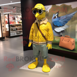 Personaje de traje de mascota de paloma pasajera amarillo limón vestido con una chaqueta de bombardero y bolsos de embrague