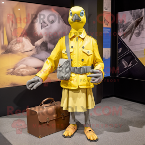 Personaje de traje de mascota de paloma pasajera amarillo limón vestido con una chaqueta de bombardero y bolsos de embrague