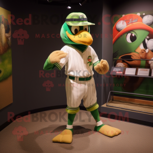 Limegrøn tukan maskot kostume figur klædt med baseball-t-shirt og øreringe