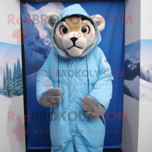 Personaje de traje de mascota Sky Blue Mountain Lion vestido con una parka y clips de bufanda