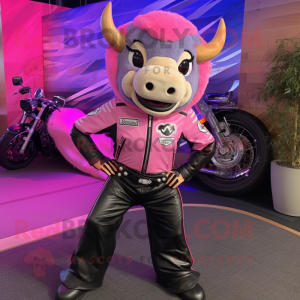 Personaje de disfraz de mascota de búfalo rosa vestido con una chaqueta de motociclista y cintas para la cabeza