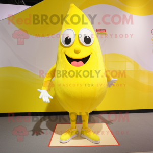Lemon Yellow But personaje disfrazado de mascota vestido con un bikini y cordones de zapatos