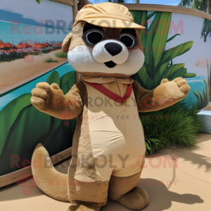 Tan Otter maskot kostume karakter klædt med Bermuda Shorts og pandebånd