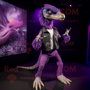 Personaje de traje de mascota de Deinonychus púrpura vestido con jeans ajustados y broches