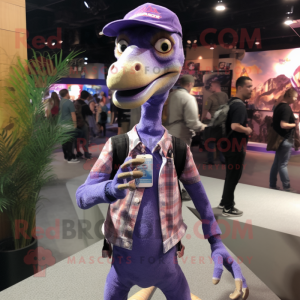 Personaje de traje de mascota de Deinonychus púrpura vestido con jeans ajustados y broches