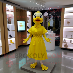 Lemon Yellow Duck maskot kostume karakter klædt med en Shift Dress og bælter
