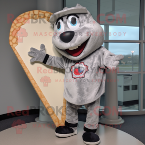 Grey Pizza Slice maskot kostume figur klædt med en baseball-T-shirt og vanter