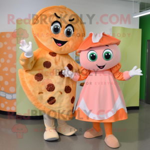 Personaje de disfraz de mascota Peach Pizza Slice vestido con un vestido cruzado y mitones
