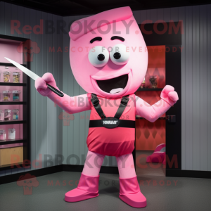 Personaje de disfraz de mascota Pink Knife Thrower vestido con una camiseta y pajaritas