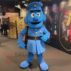 Personaje de traje de mascota de soldado del ejército azul vestido con un chaleco y clips para zapatos