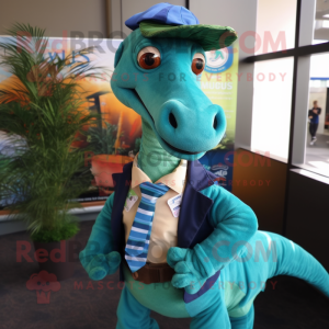 Personaje de traje de mascota de Parasaurolophus verde azulado vestido con una camisa abotonada y alfileres de corbata
