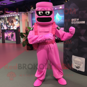 Personaje de traje de mascota Pink Commando vestido con un vestido de noche y tobilleras