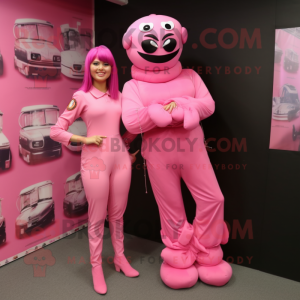 Personaje de traje de mascota Pink Commando vestido con un vestido de noche y tobilleras