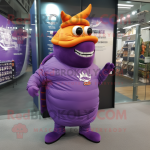 Personaje de traje de mascota Purple Beef Wellington vestido con un cortavientos y clips para bufanda