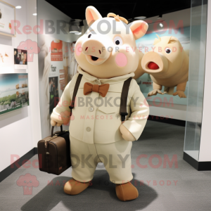 Personaje de traje de mascota de cerdo beige vestido con culottes y maletines