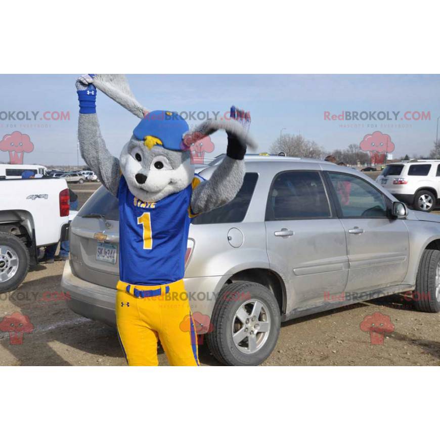 Mascote coelho cinza e branco em traje azul e amarelo -