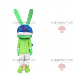 Mascota del conejo verde, gigante con un casco en la cabeza. -