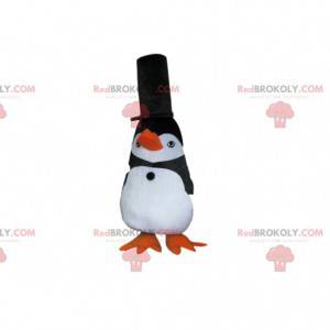 Czarno-biały pingwin maskotka z dużym czarnym kapeluszem -