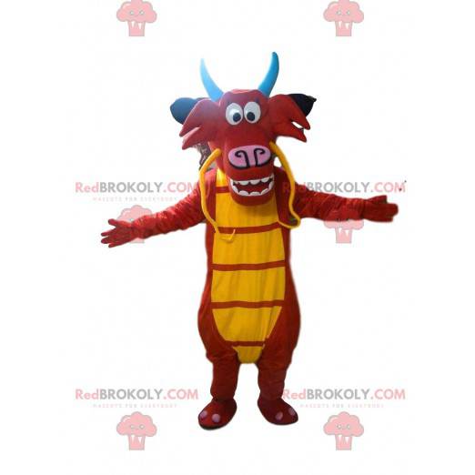 Mascot Mushu, de beroemde rode en gele draak in Mulan -
